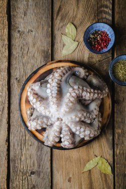 Baharatlı pişirmeden önce çiğ ahtapot