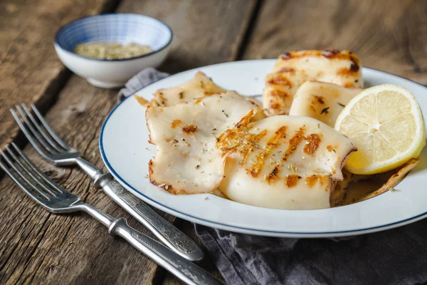 Gegrillte Tintenfische Mit Zitrone Und Gewürzen — Stockfoto