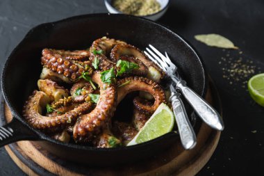 Bitki ve limonlu ızgara ahtapot.