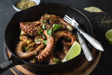 Bitki ve limonlu ızgara ahtapot.