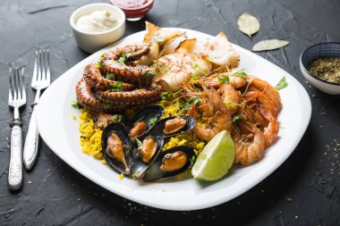 Deniz ürünleri tabağı, kalamar, ahtapot, midye, karides.