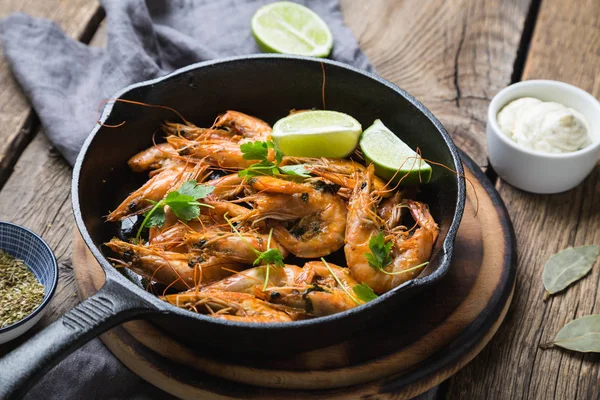 Camarão Frito Com Limão Uma Panela — Fotografia de Stock