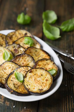 Otlu kızarmış patlıcan. Sağlıklı çerez