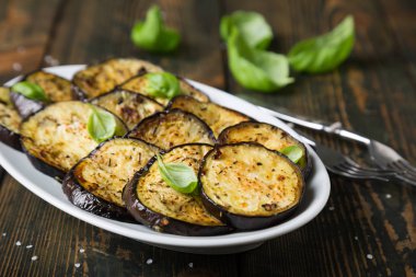 Otlu kızarmış patlıcan. Sağlıklı çerez