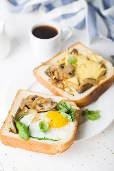Sanduíche Pequeno Almoço Ovos Fritos Com Torrada — Fotografia de Stock