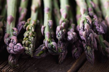 Masada taze kuşkonmaz, yakın plan.