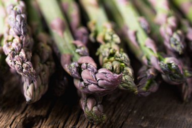 Masada taze kuşkonmaz, yakın plan.