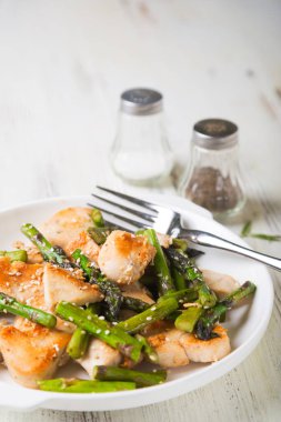 Türkiye ya da kızarmış kuşkonmazlı tavuk filetosu