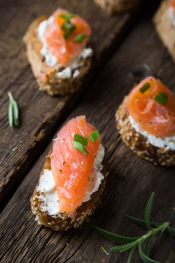 Tam tahıllı ekmek ve somonlu sandviç.