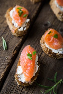 Tam tahıllı ekmek ve somonlu sandviç.