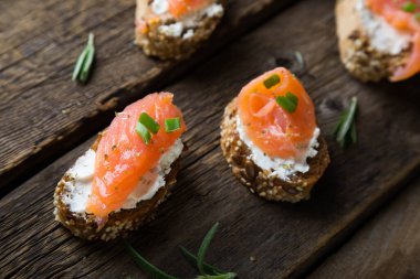 Tam tahıllı ekmek ve somonlu sandviç.