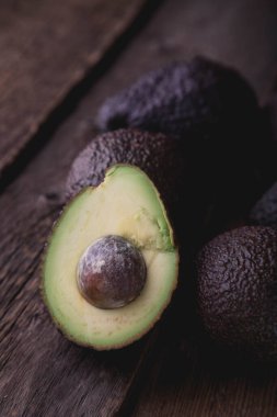 Tahta bir masada sepetin içinde haass avokado.