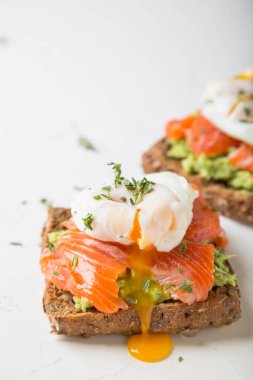 Somonlu sandviç, avokado ve tahıllı ekmek.