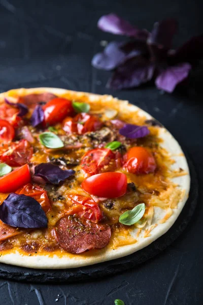 Pizza Delgada Con Pepperoni Albahaca Fresca —  Fotos de Stock