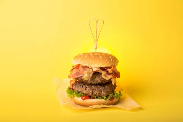 Grande Hamburger Sfondo Giallo Foto Stock