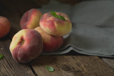 Tahta bir masada olgun şeftaliler