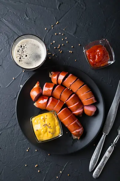 Gefrituurde Worsten Met Saus Een Donkere Tafel — Stockfoto