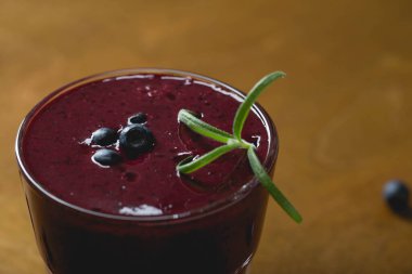 Tahta masada taze yaban mersini püresi.