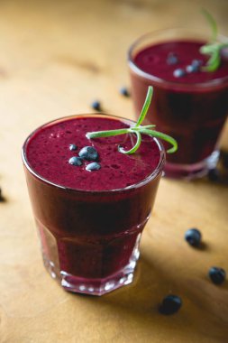 Tahta masada taze yaban mersini püresi.