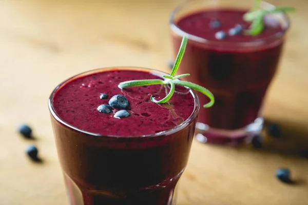 Frischer Blaubeer Smoothie Auf Holztisch Stockbild