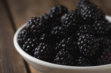 Bir kasede taze böğürtlen.