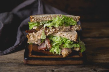 Etli büyük sandviç ve doğranmış marul.