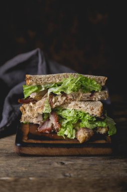Etli büyük sandviç ve doğranmış marul.