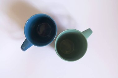 Beyaz zemin üzerinde mavi su bardağı