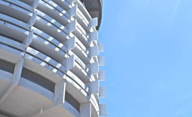 Beyaz Kule ve mavi gökyüzü