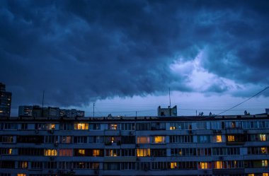 Yıldırım ve renkli gökyüzü