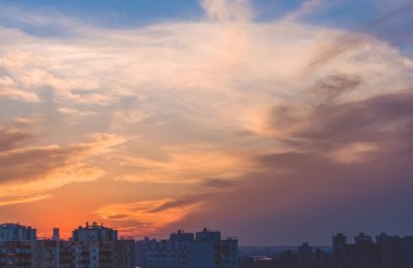 Şehrin üzerinde çok renkli romantik gökyüzü