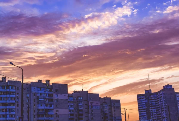 Mångfärgade Romantiska Sky Över Staden — Stockfoto