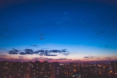 Şehrin üzerinde romantik günbatımı