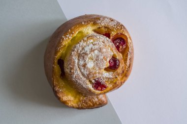 Gri ve beyaz arka plan üzerinde taze bir ekmek