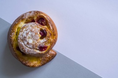 Gri ve beyaz arka plan üzerinde taze bir ekmek