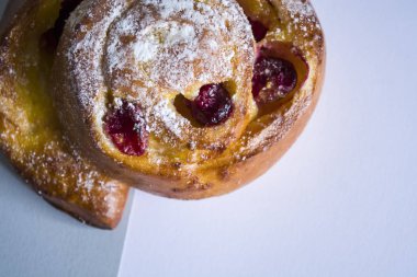 Gri ve beyaz arka plan üzerinde taze bir ekmek