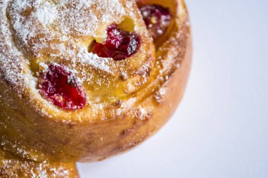 Beyaz bir arka plan üzerinde taze hamur işleri