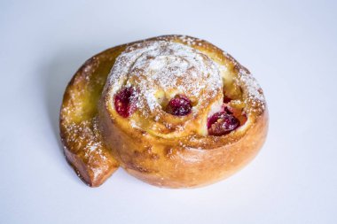 Beyaz bir arka plan üzerinde taze hamur işleri