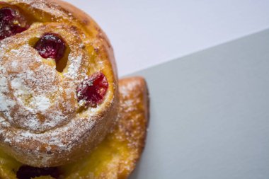 Gri ve beyaz arka plan üzerinde taze bir ekmek