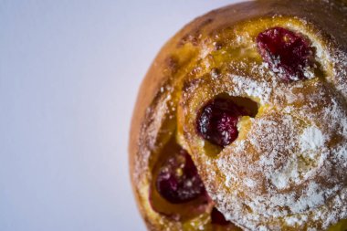 Beyaz bir arka plan üzerinde taze hamur işleri