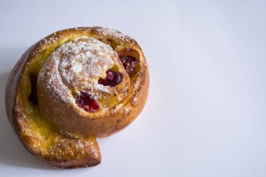 Beyaz bir arka plan üzerinde taze hamur işleri