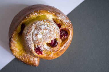 Karanlık ve beyaz arka plan üzerinde taze ekmek