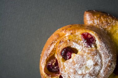 Karanlık ve beyaz arka plan üzerinde taze ekmek