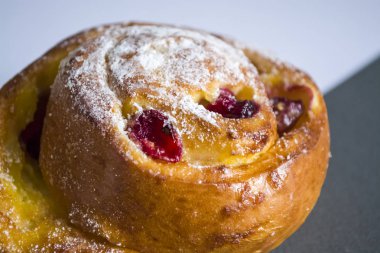 Karanlık ve beyaz arka plan üzerinde taze ekmek