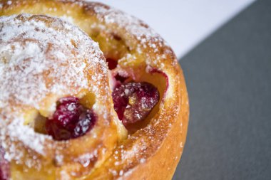 Karanlık ve beyaz arka plan üzerinde taze ekmek