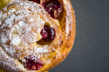 Karanlık ve beyaz arka plan üzerinde taze ekmek