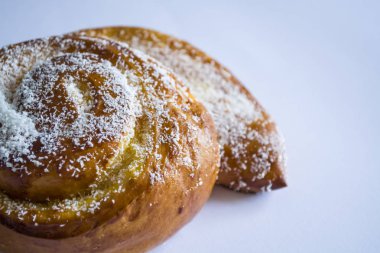 Beyaz bir arka plan üzerinde taze hamur işleri