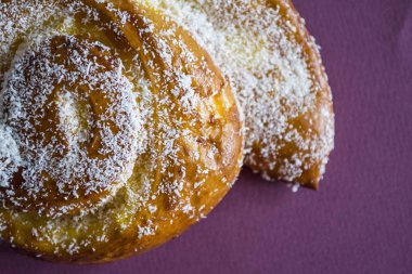 Beyaz ve bordo arka plan üzerinde taze hamur işleri
