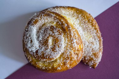 Beyaz ve bordo arka plan üzerinde taze hamur işleri