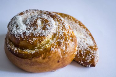 Beyaz bir arka plan üzerinde taze hamur işleri